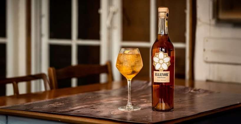 Hyldeblomst er smaken av sommer – nå kan norske kunder bestille dansk, økologisk likør fra Vinmonopolet